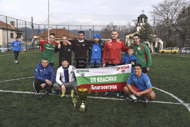 Участници в коледен футболен турнир в Симитли са направили дарение за засегнатите от пожара в блок в Благоевград семейства