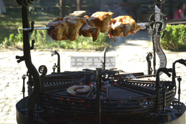 Скара, задвижвана с манивела и часовников механизъм, работи в музея "Етър"