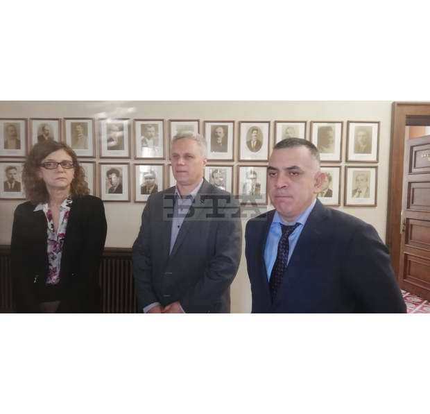 Здравни медиатори работят с ромското население в Сливенско за разясняване на опасността от коронавирус Здравни медиатори работят с ромското население в Сливенско за разясняване на опасността от коронавирус