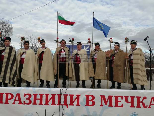 Близо 300 самодейци пресъздадоха зимни обреди във фолклорния събор "Зимни празници" в сливенското село Мечкарево