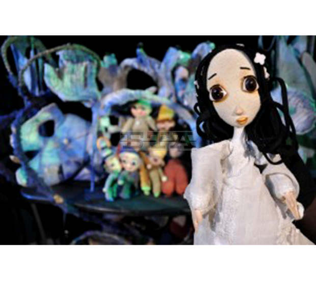 Държавният куклен театър - Сливен представя "Снежанка" в двора на Националната художествена гимназия "Димитър Добрович"