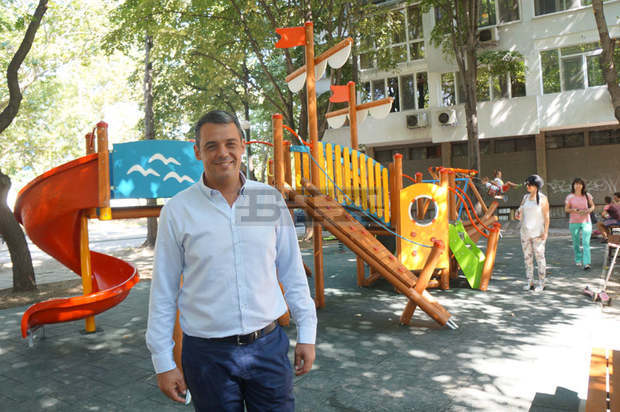 Кметът на район "Централен" в Пловдив откри нова детска площадка на ул. "Копривщица" Кметът на район "Централен" в Пловдив откри нова детска площадка на ул. "Копривщица"