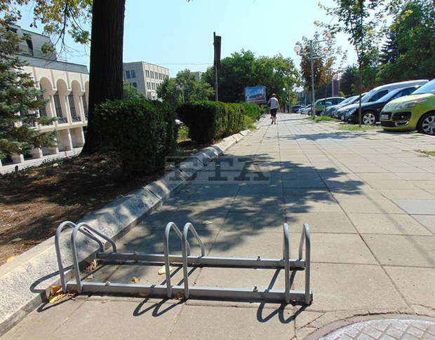 Община Шумен постави стойки за паркиране на велосипеди