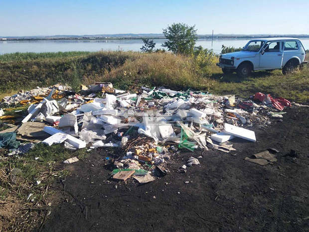 Доброволци събраха голямо количество строителни и битови отпадъци, изхвърляни нерегламентирано край влажните зони в Бургас