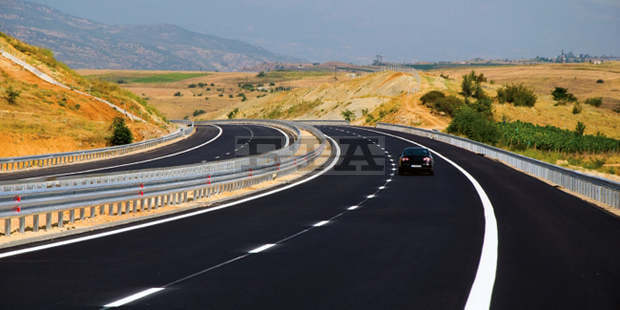 Движението при км 82 на АМ "Струма" в посока Благоевград, в района Кочериново, се осъществява в една лента поради катастрофа