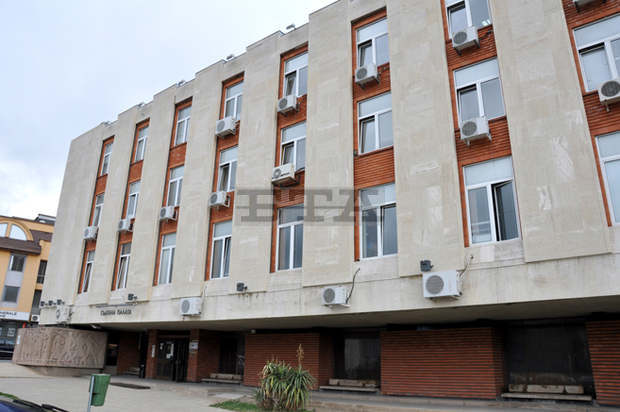 Сградата на съда в Сливен е затворена за дезинфекция, заради служител с коронавирус Сградата на съда в Сливен е затворена за дезинфекция, заради служител с коронавирус