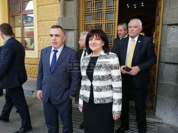 Длъжни сме да научим децата си да предпочитат книгата, каза в Сливен Цвета Караянчева