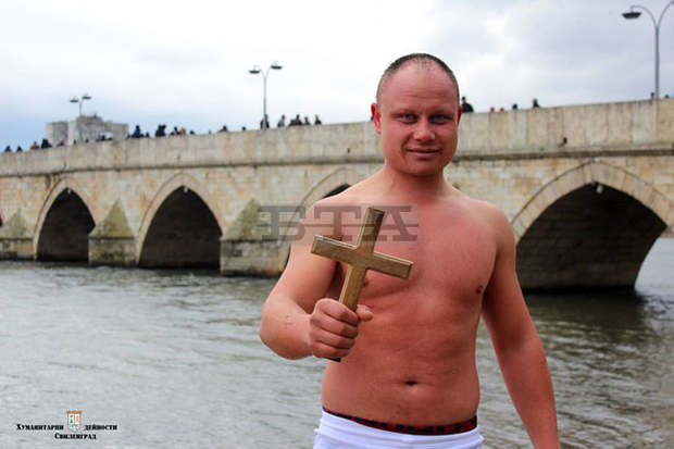 За пети пореден път млад мъж спасява кръста в Свиленград