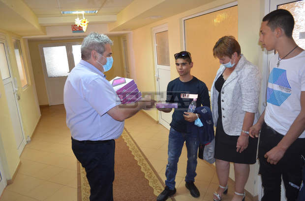 Лаптопи и таблети получиха децата в Центъра за настаняване от семеен тип в село Дрен