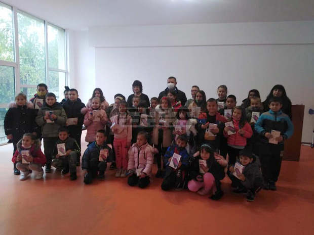 Ученици от уязвими групи в община Лозница получиха таблети