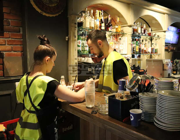 Персоналът на ресторанти във Велико Търново от днес обслужва клиентите, облечен в жълти жилетки