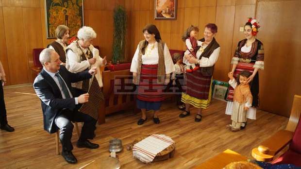 В Деня на родилната помощ самодейци гостуваха на кмета на Търговище д-р Дарин Димитров