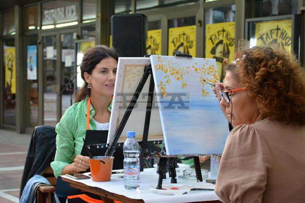Благоевградчани могат да се включат в нанизването на над двеста хиляди мъниста за следващата премиера на ДТ "Никола Вапцаров"