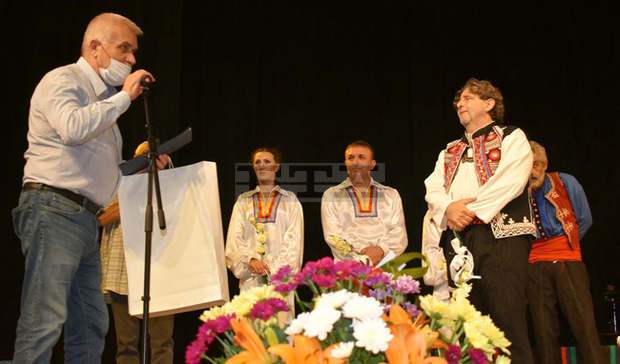 Новият театрален сезон на Театрално-музикален център-Разград   започна със спектакъла "Под чинара" с режисьор Орлин Дяков