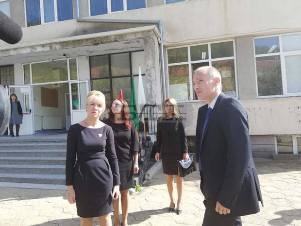 От текстилната гимназия в Сливен изработват предпазни маски, които ще дарят на общината От текстилната гимназия в Сливен изработват предпазни маски, които ще дарят на общината