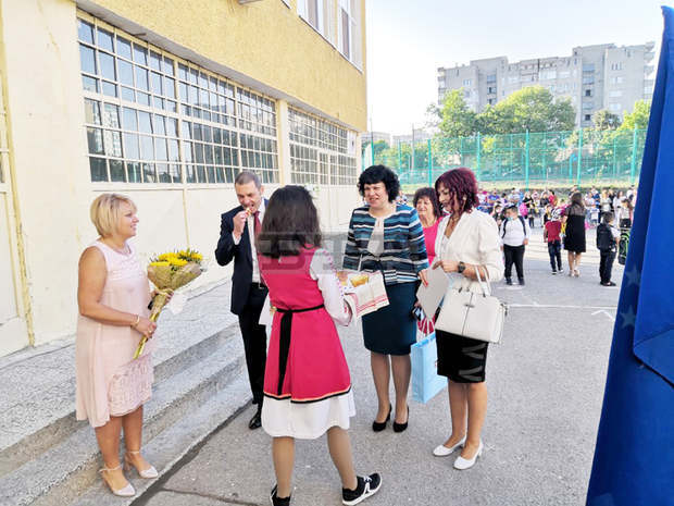 Заместник-министърът на образованието и науката Таня Михайлова откри учебната година в две училища в област Търговище