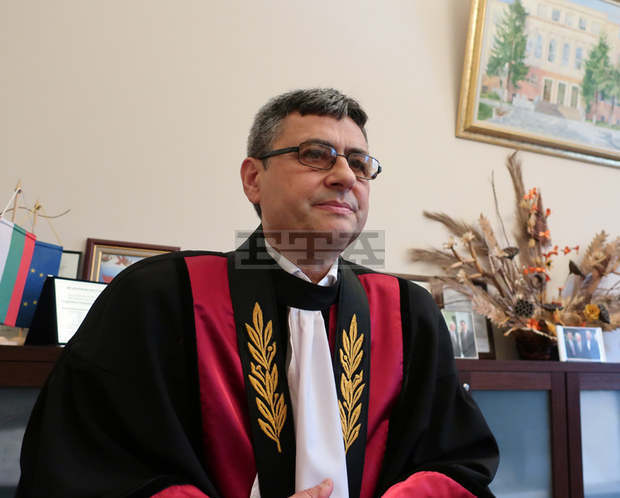 Епидемията от коронавирус постави на изпитание начинът на преподаване, заяви за БТА ректорът на Медицинския университет в Плевен, проф.д-р Славчо Томов