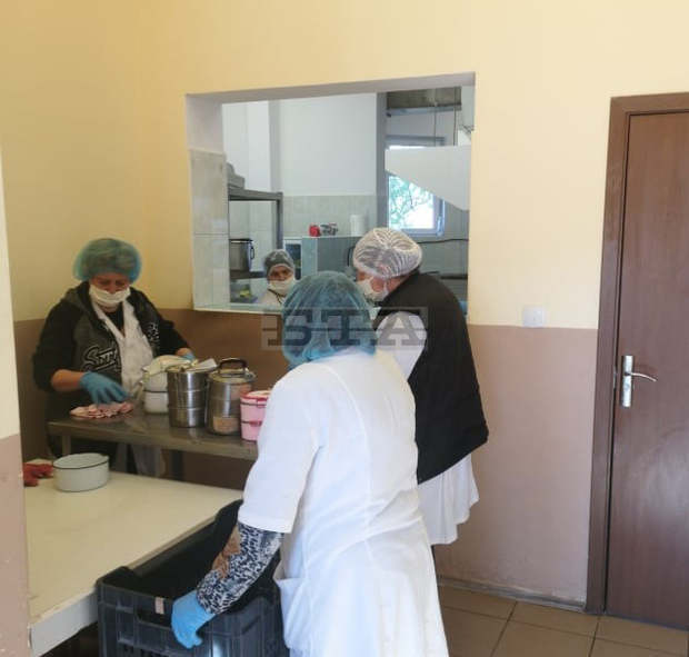Топъл обяд по домовете си ще получават 140 нуждаещи се от община Исперих Топъл обяд по домовете си ще получават 140 нуждаещи се от община Исперих