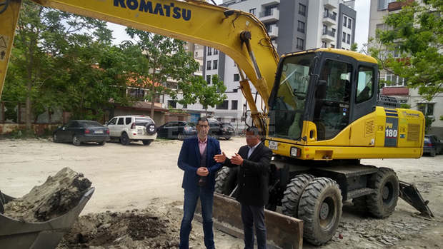 Кметът на Пловдив направи първа копка на паркинг в район "Централен" Кметът на Пловдив направи първа копка на паркинг в район "Централен"
