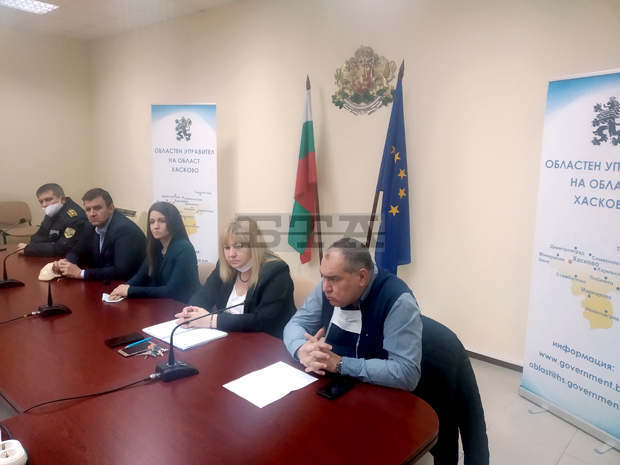 Проби за COVID-19 ще бъдат взети от още трима членове на семейство с трима инфектирани в Хасково Проби за COVID-19 ще бъдат взети от още трима членове на семейство с трима инфектирани в Хасково