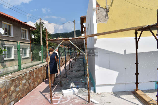 Областният управител на Перник инспектира ремонта на детската градина в Трън