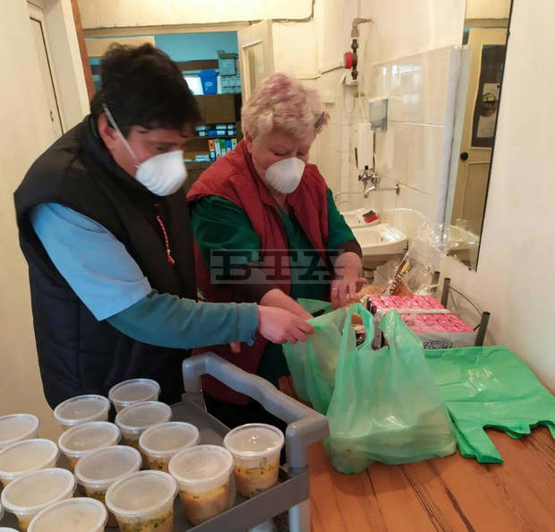 Сто и десет русенци получават топъл обяд по домовете си от социалната трапезария