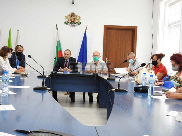 Приложението на противоепидемичните мерки при масови събития са обсъждали ресторантьори и областният управител на Търговище
