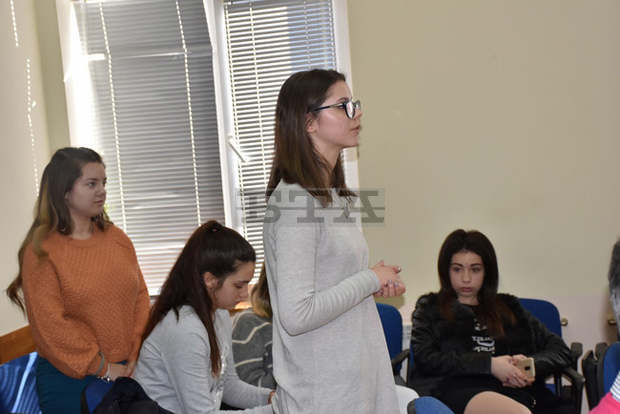 Ученици от Ловеч предлагат на местния общински съвет кампания за събиране на пластмасови отпадъци Ученици от Ловеч предлагат на местния общински съвет кампания за събиране на пластмасови отпадъци