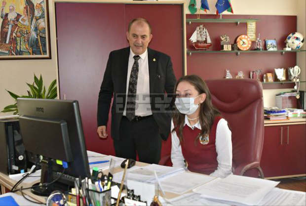 Ученичка седна на кметския стол в Кубрат в организирания ден на отворените врати