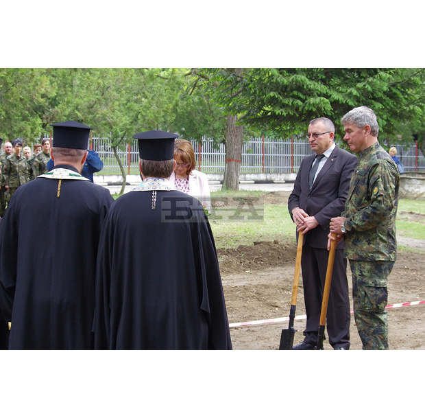 В Казанлък положиха основния камък на православен параклис във военния гарнизон В Казанлък положиха основния камък на православен параклис във военния гарнизон