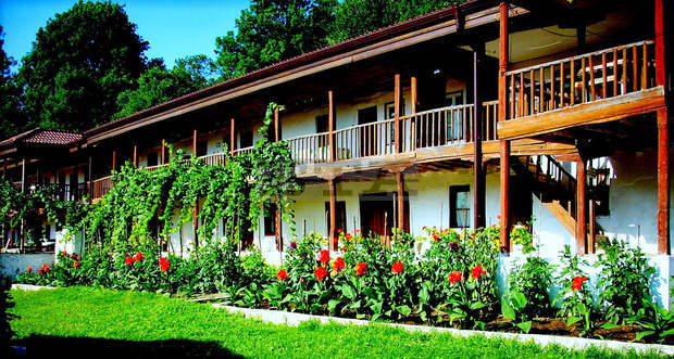 Олтарът на църквата на Устремския манастир "Света Троица" бил скривалище на хайдути