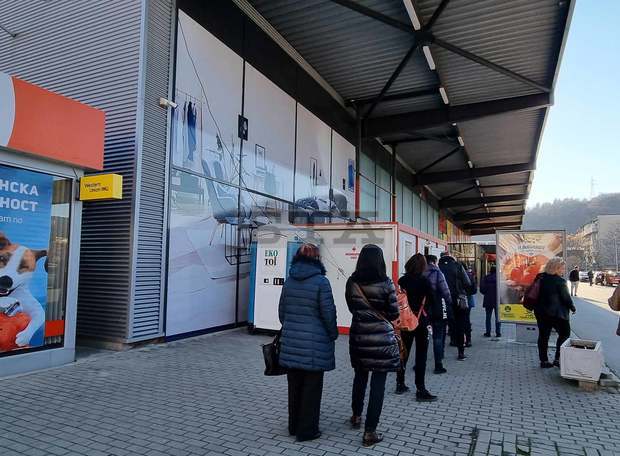 Пред мобилните пунктове за ваксинация в Сливен има опашки