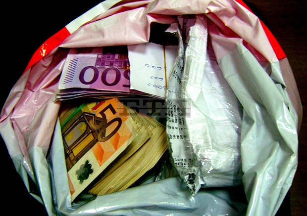 Недекларирани 25 000 щатски долара откриха митнически служители на ГКПП "Лесово"