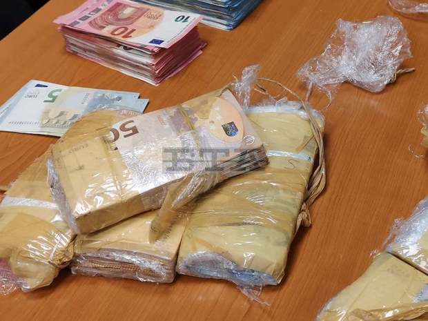 Сто хиляди недекларирани евро установиха митнически служители в района на ГКПП Дунав мост 2