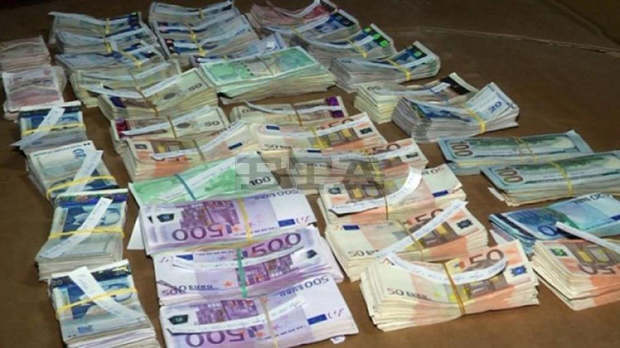 Митнически служители на пункта "Малко Търново" са открили недекларирана валута за близо 140 000 лева в четирима пътници