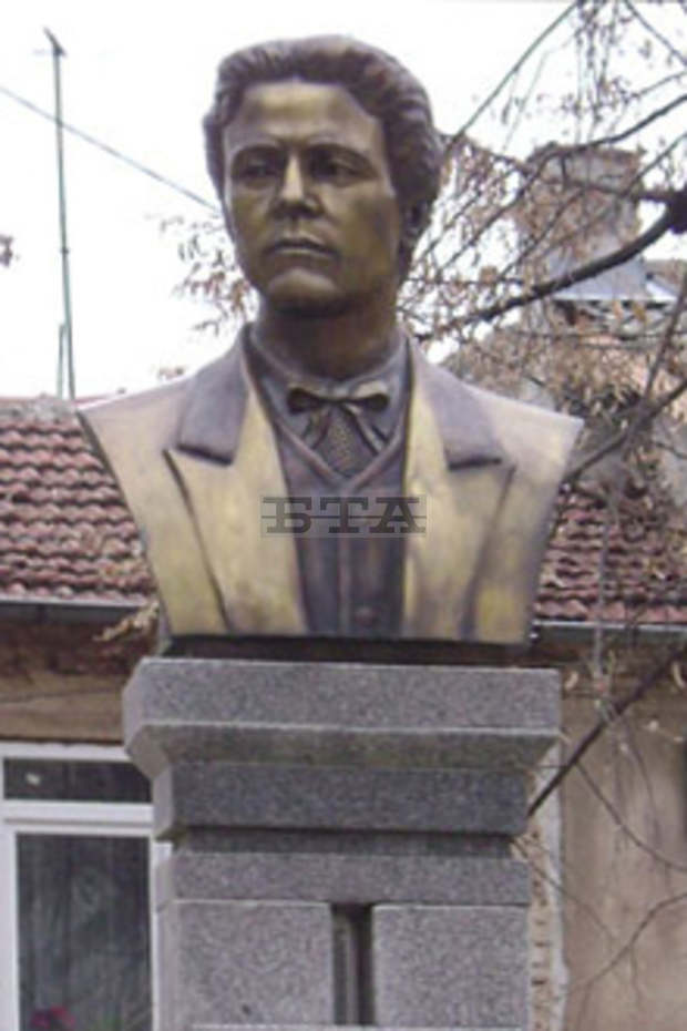 Денят на Независимостта ще бъде отбелязан в Силистра с  поднасяне на венци и цветя пред паметника на Левски