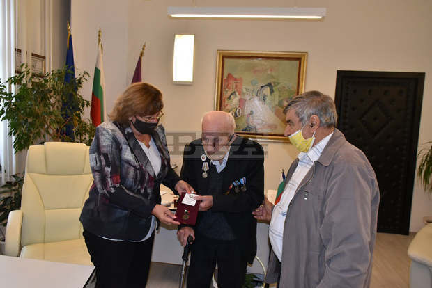 Ветераните от войните връчиха юбилейни ордени на кмета на Ловеч и на неин заместник