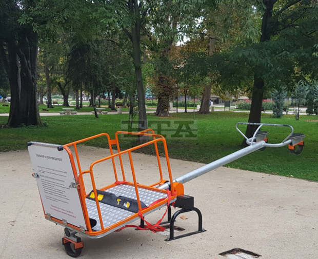 В Плевен възстановиха в градската градина счупената везна-люлка за деца с увреждания