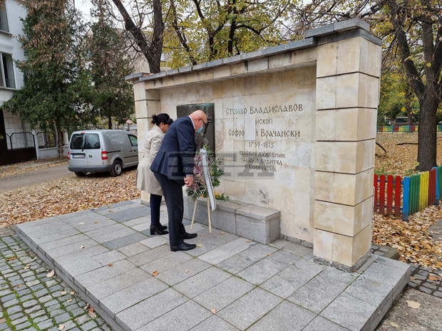 С поднасяне на венци и цветя пред паметника на Софроний Врачански във Видин отбелязаха Деня на народните будители
