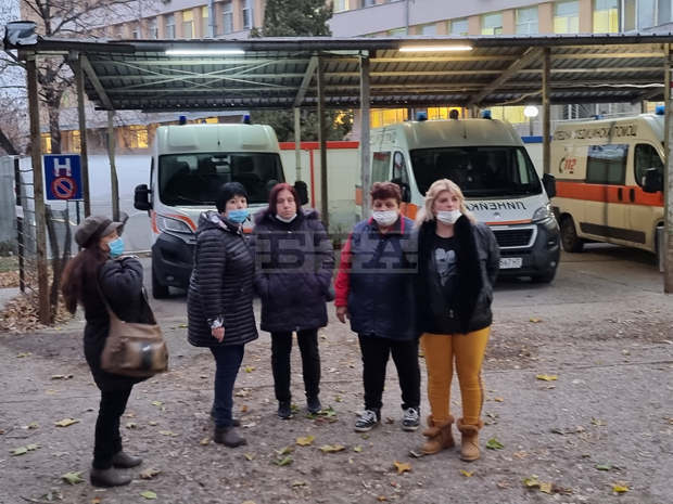 Санитари от видинската болница започнаха щафетна гладна стачка тази сутрин заради неравомерно разпределяне на средствата за работа на първа линия