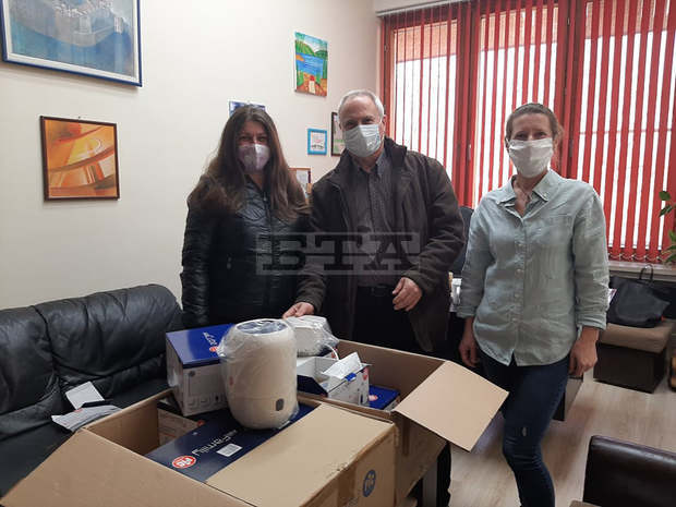 Регионалната библиотека във Видин и Румънският културен център дариха 12 инхалатора на местната болницата