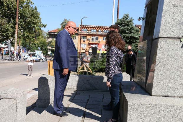 Във Видин отбелязаха Съединението с ритуал пред паметника на Скърбящия войн