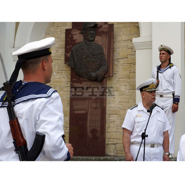С военен ритуал ВМС почетоха паметта на първия български контраадмирал С военен ритуал ВМС почетоха паметта на първия български контраадмирал