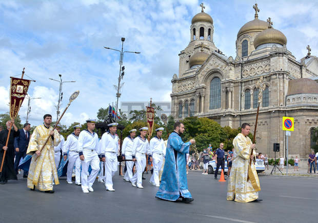 С литургия, шествие, концерти и заря Варна чества празника си