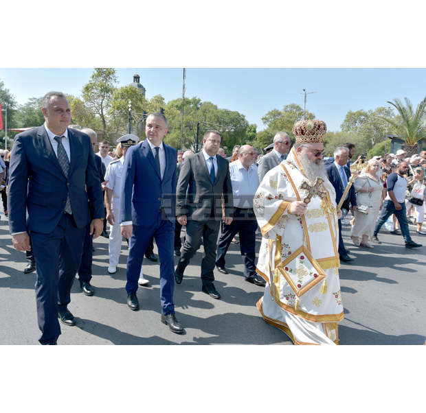 С литургия, шествие, концерти и заря Варна чества празника си