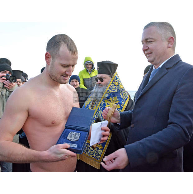 Близо 65 души се хвърлиха за кръста в морето край Варна