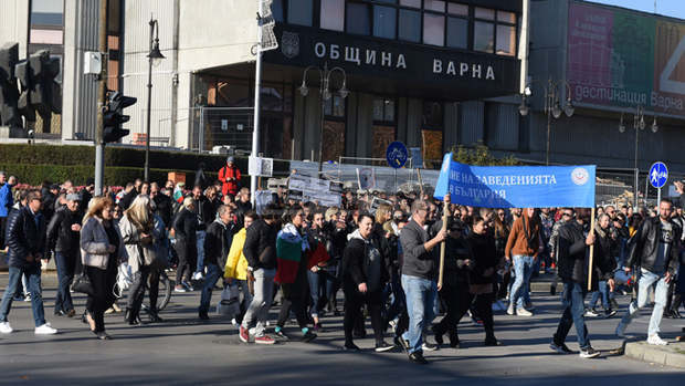 Стотици протестираха във Варна срещу противоепидемичните мерки