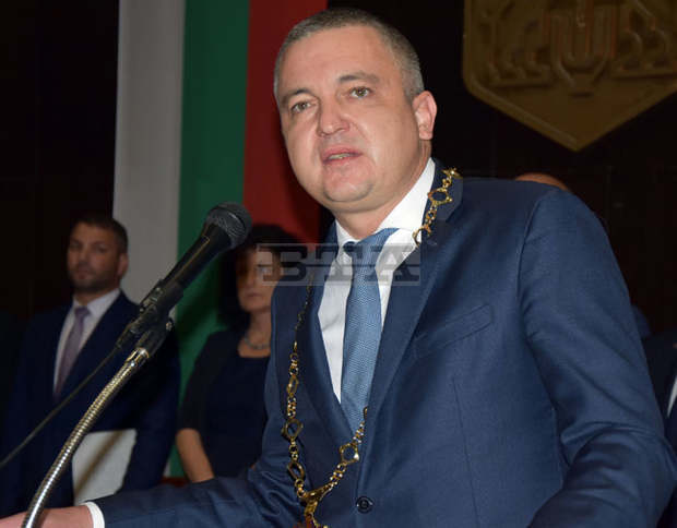 Преизбраният кмет на Варна Иван Портних встъпи в длъжност Преизбраният кмет на Варна Иван Портних встъпи в длъжност