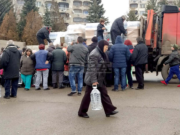 Масирана акция за раздаване на минерална вода провежда община Перник в квартал "Тева"