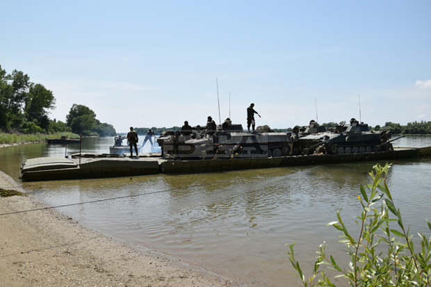 В съвместни занятия за преодоляване на широка водна преграда са участвали военнослужещи от Плевен и Белене на река Дунав В съвместни занятия за преодоляване на широка водна преграда са участвали военнослужещи от Плевен и Белене на река Дунав